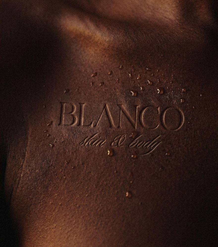 Wytłoczone logo Blanco na plecach — terapie ciała